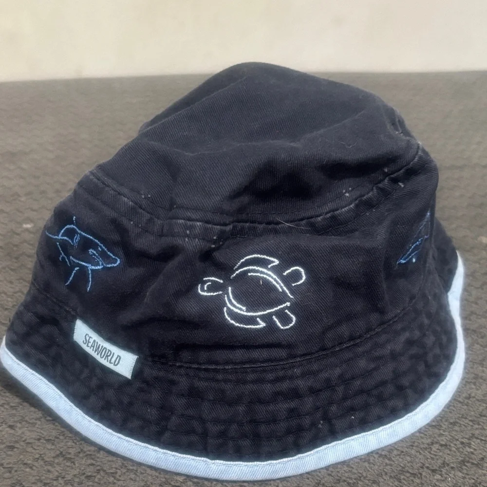 🟢10/$10 - SeaWorld Kids Blue Bucket Hat